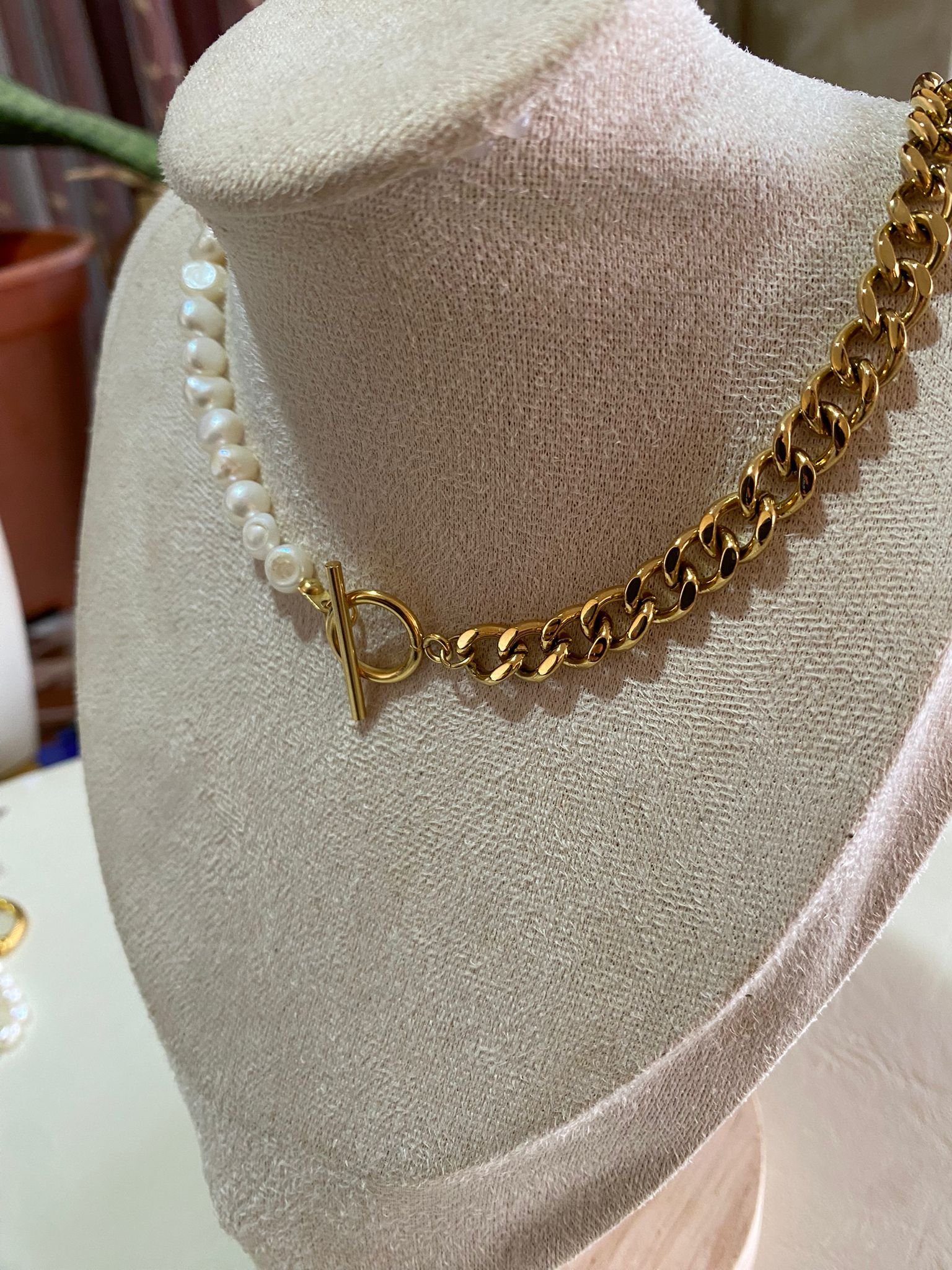 عقد لؤلؤ مياه عذبة وستانلس مطلي ذهب